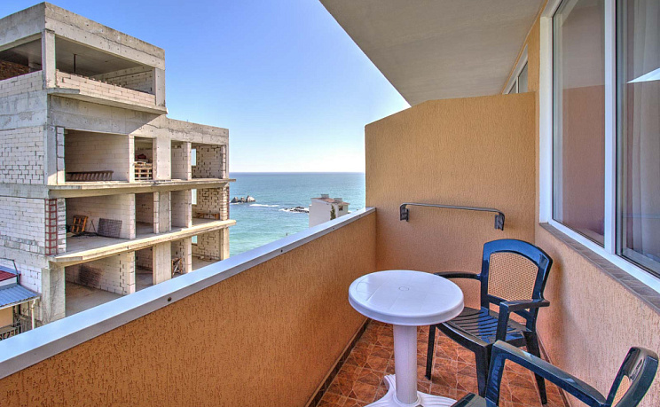 Стандарт с боковым видом на море с балконом