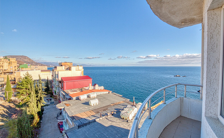 Балкон с боковым видом на море