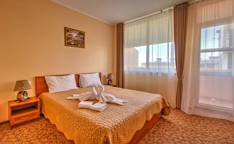 Стандарт с боковым видом на море с балконом