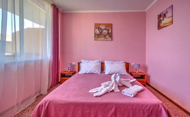 Стандарт с боковым видом на море с балконом